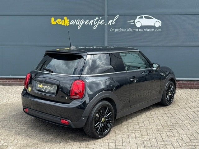 MINI Electric Classic 33 kWh *luxe leder *carplay *stoelverw, Gebruikt, 1340 kg, 33 kWh, 4 stoelen