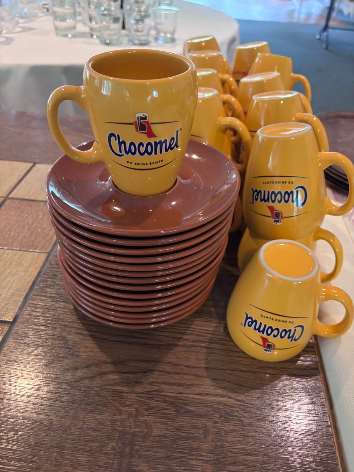 20x Originele Chocomel mokken met schotels, Huis en Inrichting, Keuken | Servies, Ophalen, Gebruikt, Keramiek, Overige stijlen