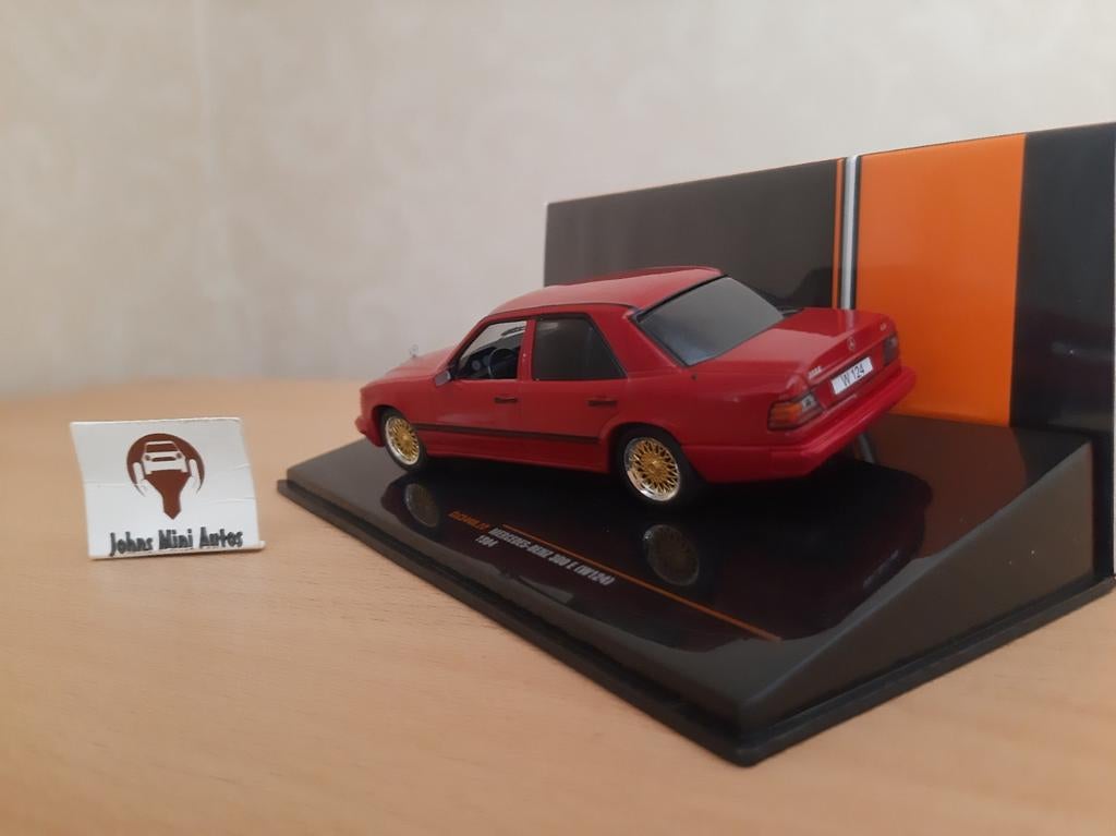 Mercedes Benz 300E (W124) uit 1984 rood van IXO 1:43, Overige merken, Auto, IXO, Nieuw