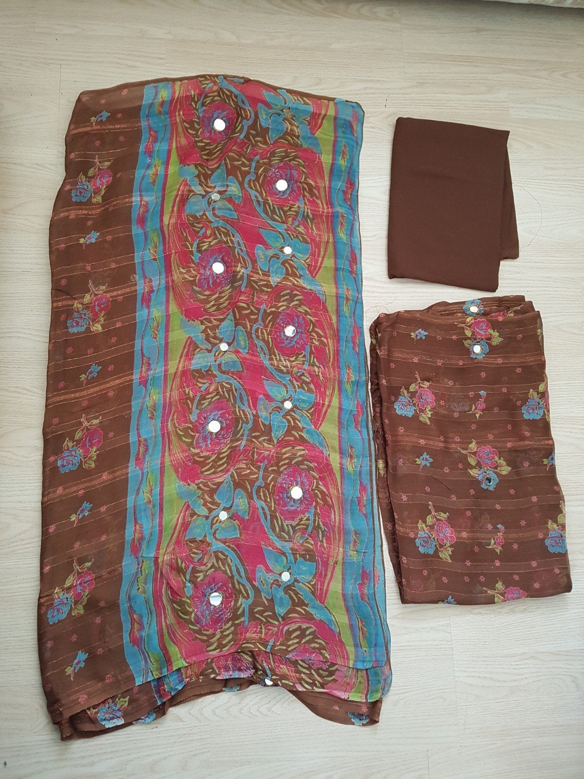 Nieuwe stof voor kleding: Indiaas, Marokkaans, Afghaans, Overige materialen, Bruin, Ophalen of Verzenden, 30 tot 120 cm