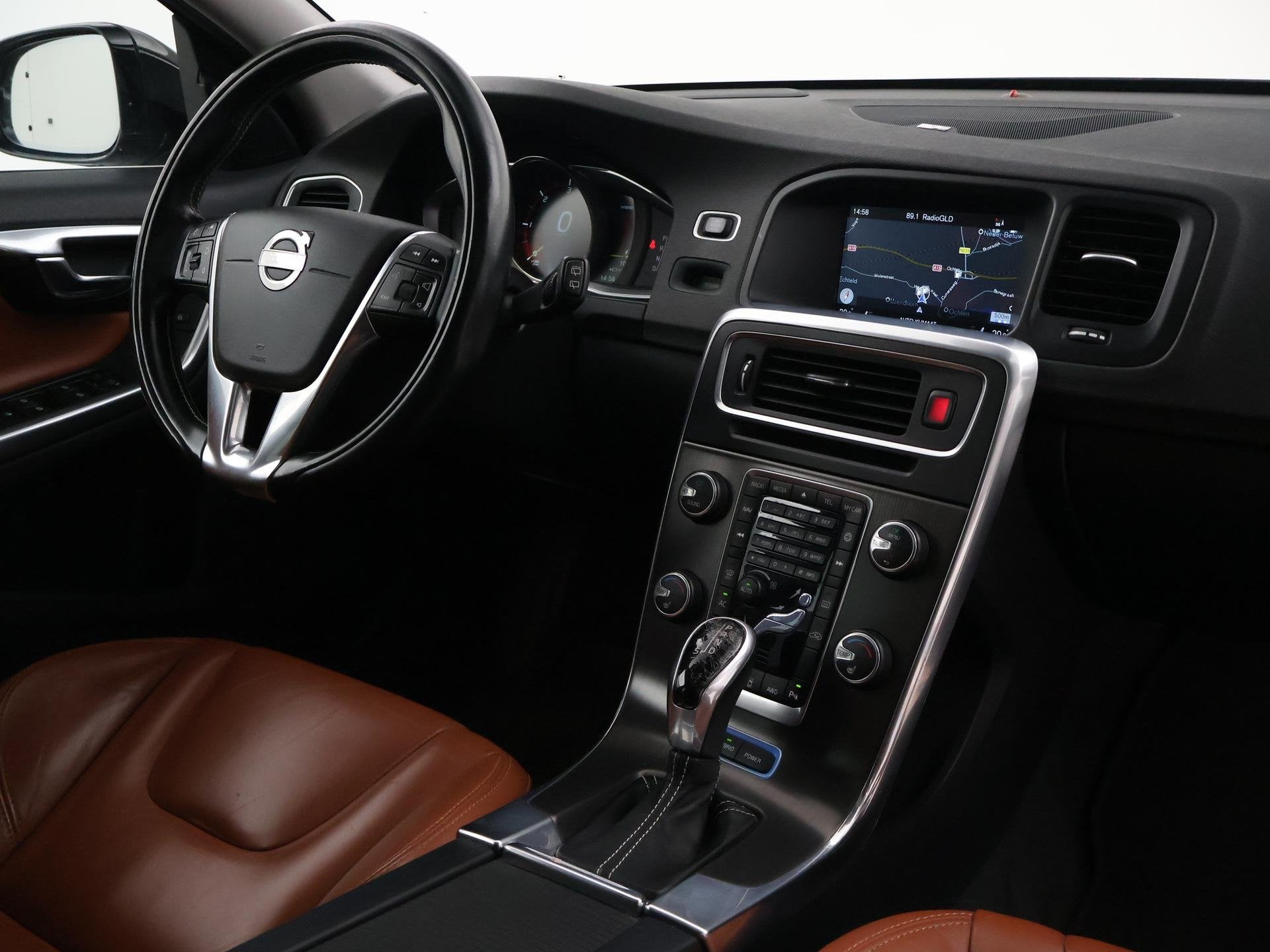 Volvo V60 2.4 D6 AWD PLUG-IN AMBER BLACK + COGNAC LEDER | AD, Auto's, Automaat, Zwart, Vierwielaandrijving, 212 €/maand