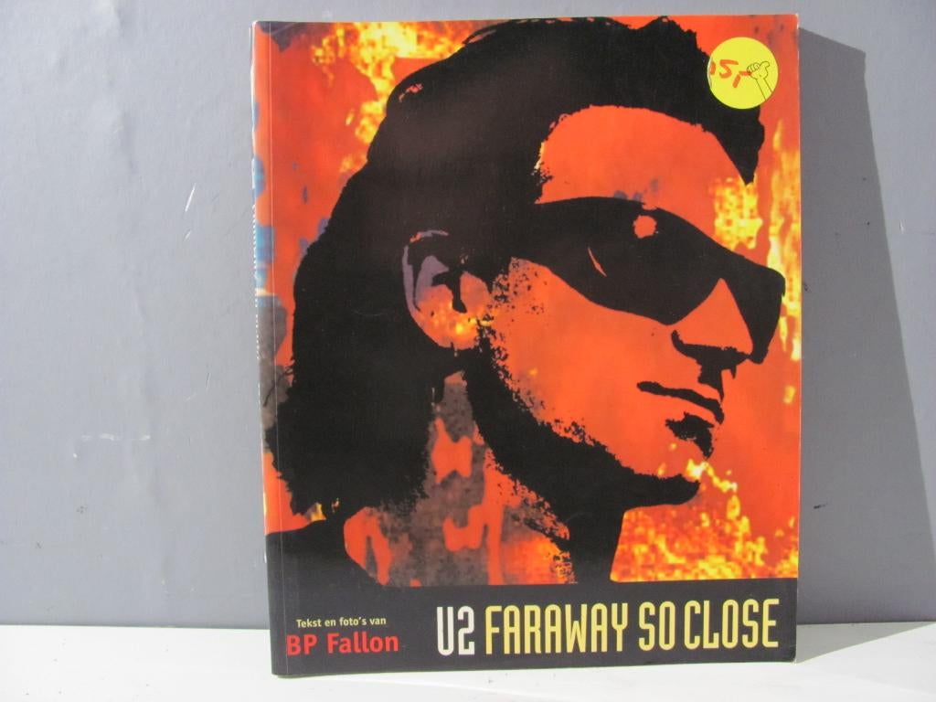 U2 faraway so close tekst en foto’s van Bp Fallon, Ophalen of Verzenden, Zo goed als nieuw, Artiest