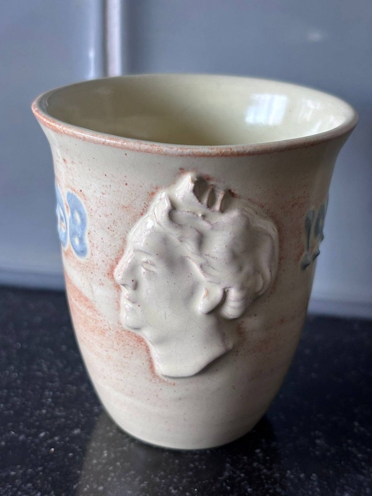 Zeldzaam beker relief Wilhelmina 50 jaar koningin vorstin, Ophalen of Verzenden, Gebruikt, Nederland, Servies