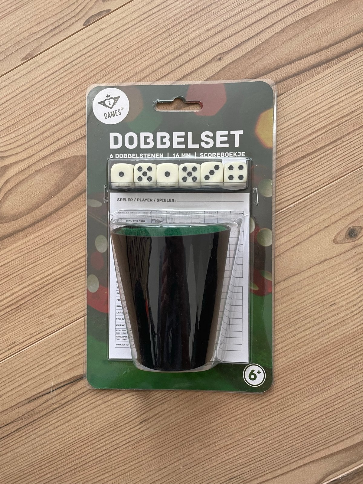 Dobbelset met 6 dobbelstenen, beker en scoreboekje, Een of twee spelers, Ophalen of Verzenden, Gebruikt, Reisspel
