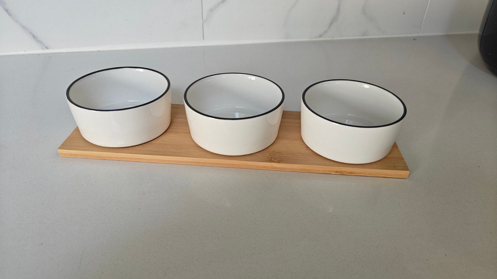 Drie witte schaaltjes op bamboe dienblad, Porselein of Keramiek, Schaal, Rond, Ophalen of Verzenden