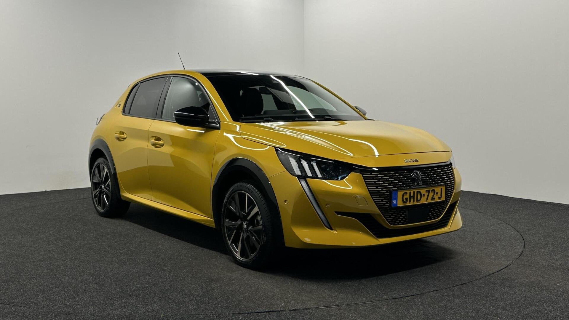 Peugeot e-208 EV GT 350 50 kWh NAVI CARPLAY 13000 KM SOH 100, Auto's, 136 pk, Gebruikt, Zwart, Geel