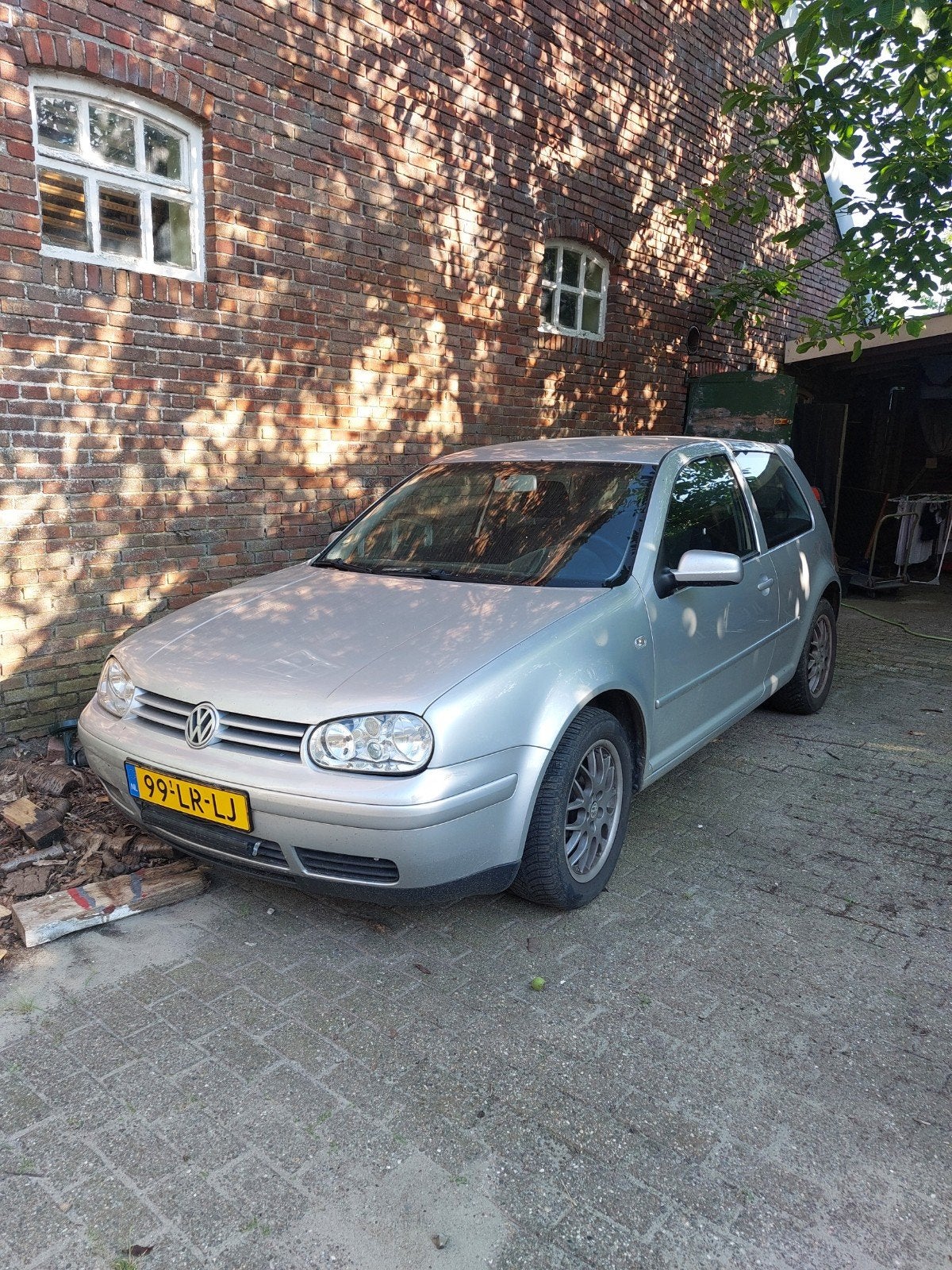 Volkswagen Golf 1.6 77KW 2003 Grijs, Auto's, Voorwielaandrijving, 4 cilinders, 49 €/maand, 1200 kg