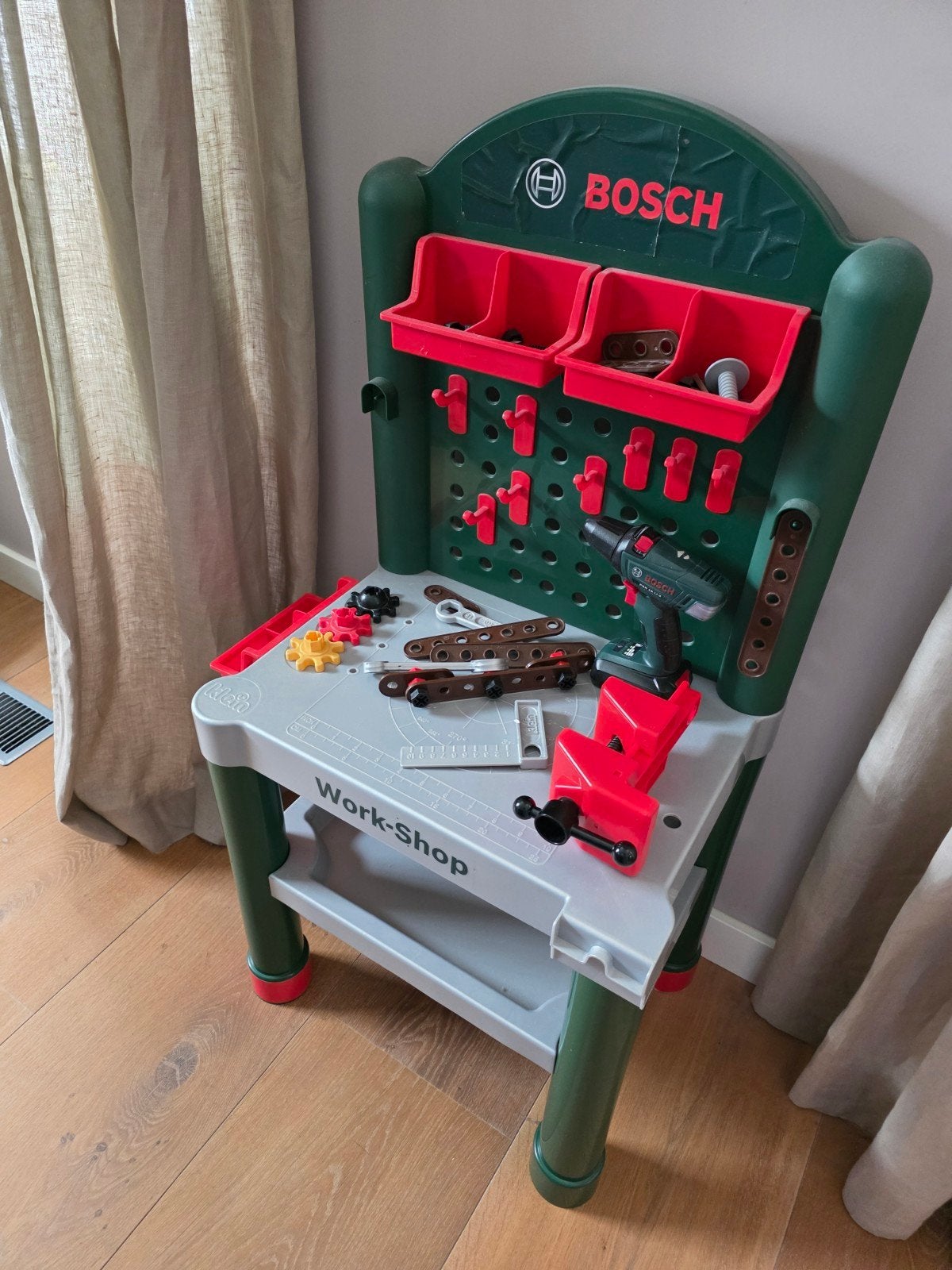 Bosch Work-Shop speelgoed werkbank met accessoires, Ophalen of Verzenden, Gebruikt, Knutselen