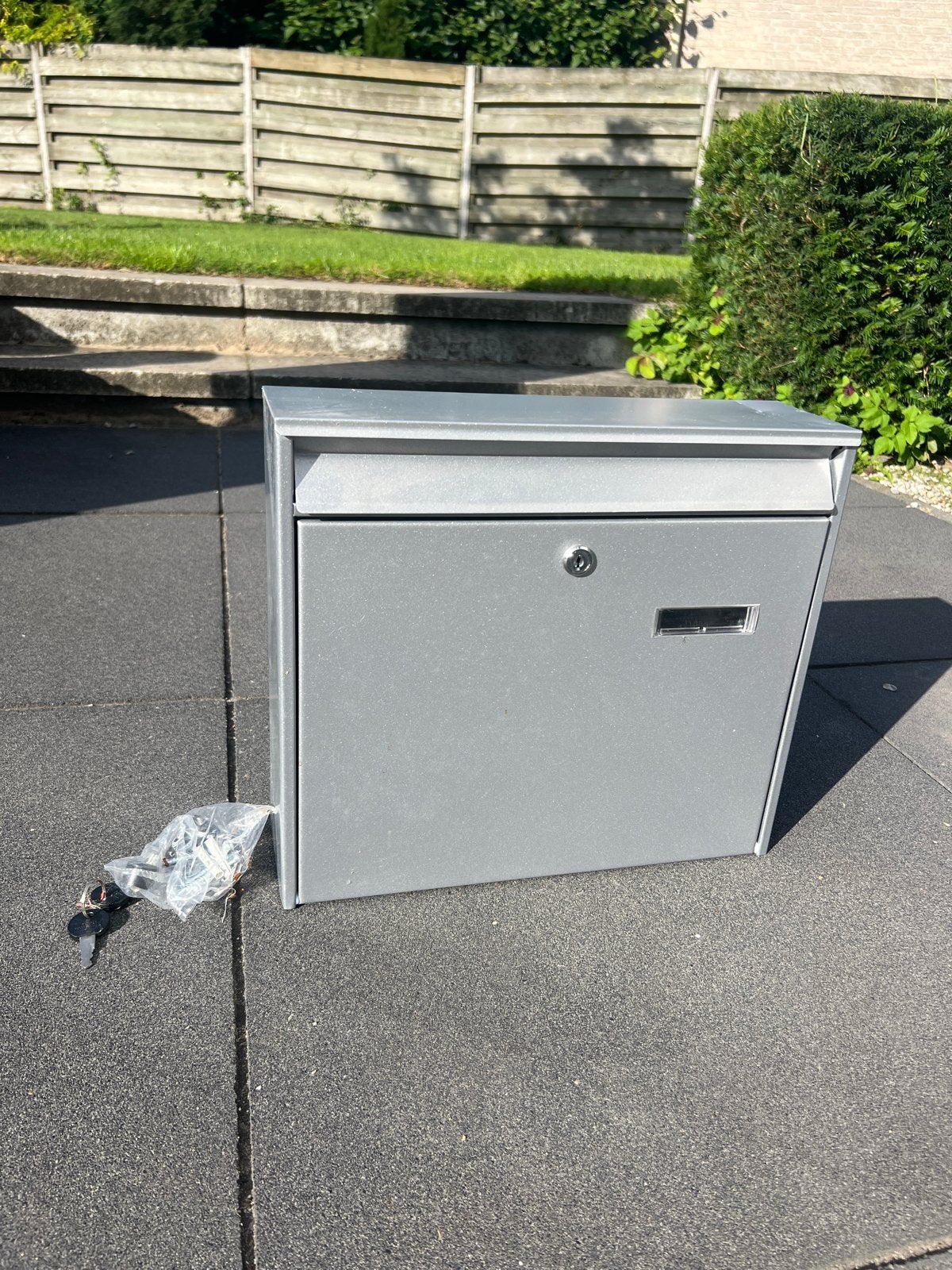 Nieuwe grijze brievenbus met sleutels, Ophalen, Nieuw, Staal, Wandbrievenbus