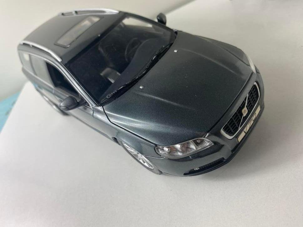 1:18 VOLVO V70-official licensed product- KUNSTSTOF MODEL, Ophalen of Verzenden, Nieuw, Auto, Overige merken