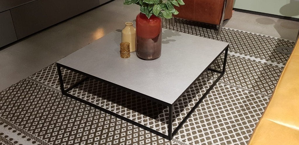 Moderne salontafel met stalen frame en grijs keramisch blad, Huis en Inrichting, Ophalen, 100 tot 150 cm, Modern, Industrieel