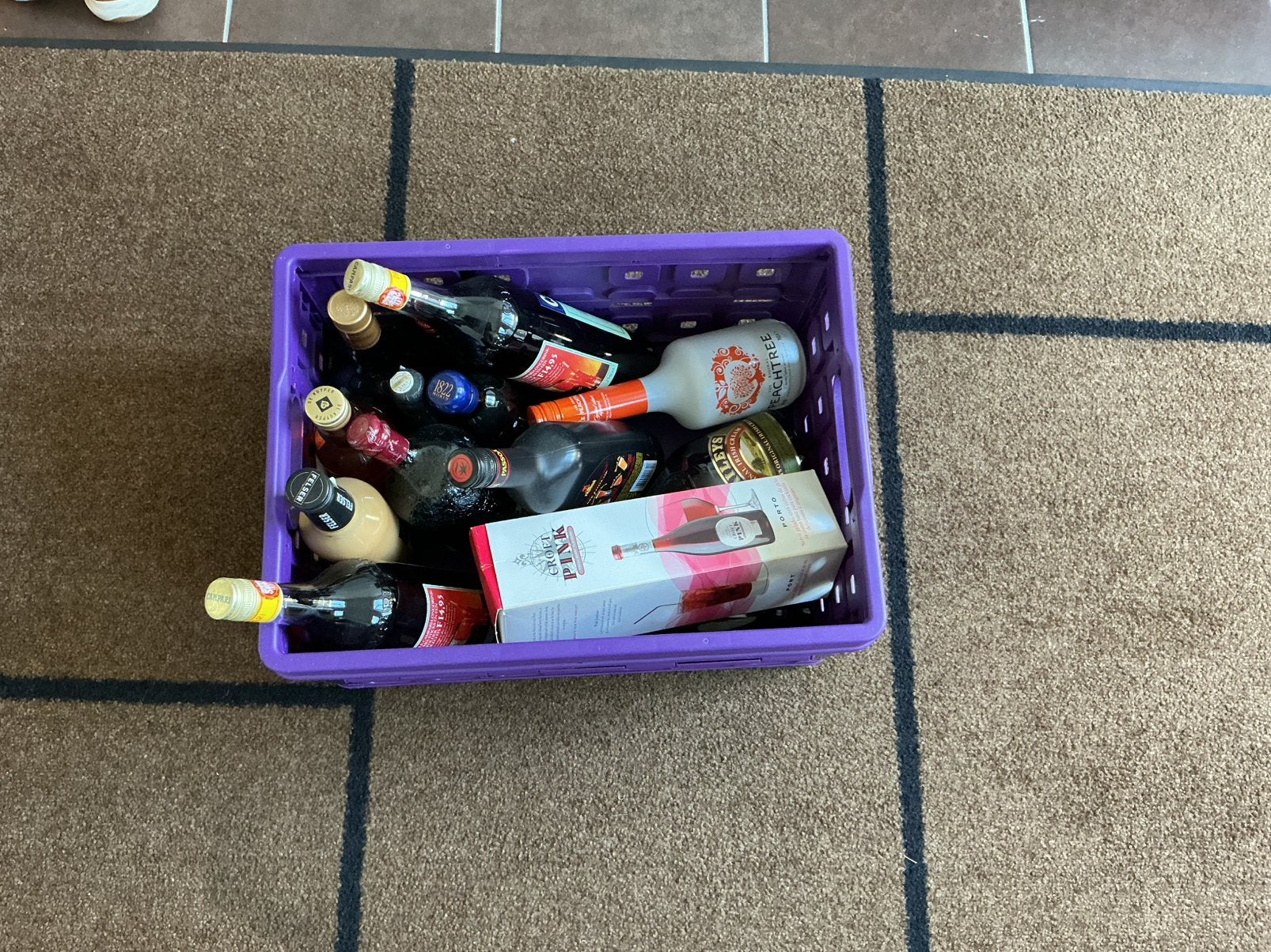 Verzameling drank flesjes, Ophalen
