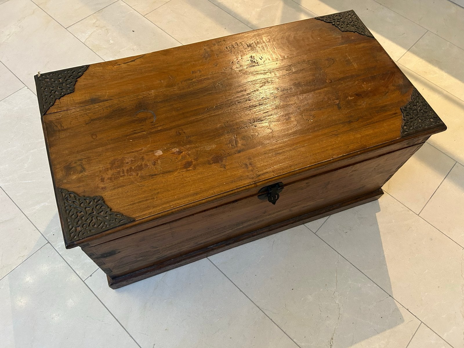Teak houten kist met metalen beslag, Huis en Inrichting, Woonaccessoires | Kisten, Ophalen, Minder dan 50 cm, Gebruikt, 50 tot 100 cm