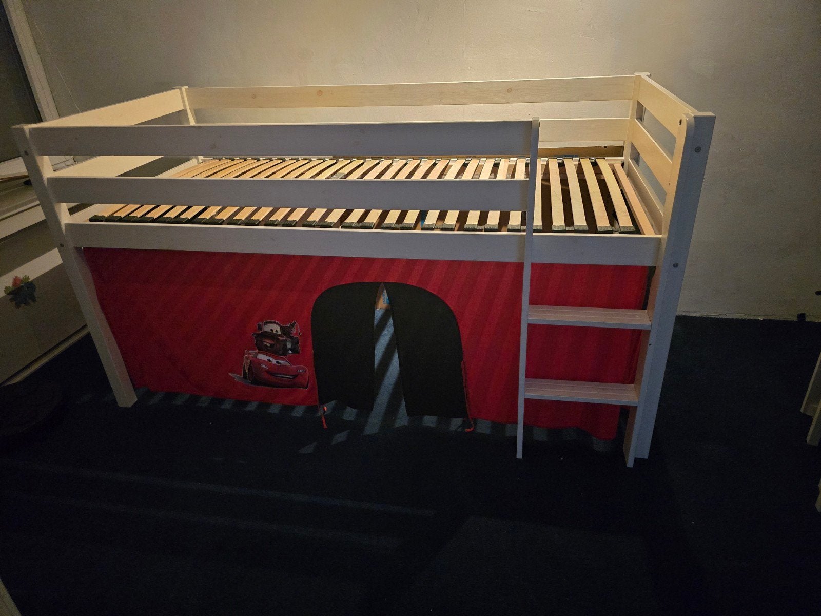 Hoogslaper met Cars gordijnen, incl. lattenbodem, Kinderen en Baby's, Kinderkamer | Bedden, Ophalen, Gebruikt, Lattenbodem, 70 tot 85 cm