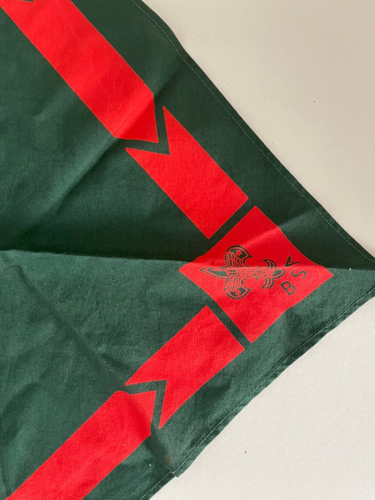 Vintage BSA Padvinders Halsdoek - Groen met Rode Rand, Verzamelen, Scouting, Ophalen, Zo goed als nieuw, Pet, Hoed of Sjaal