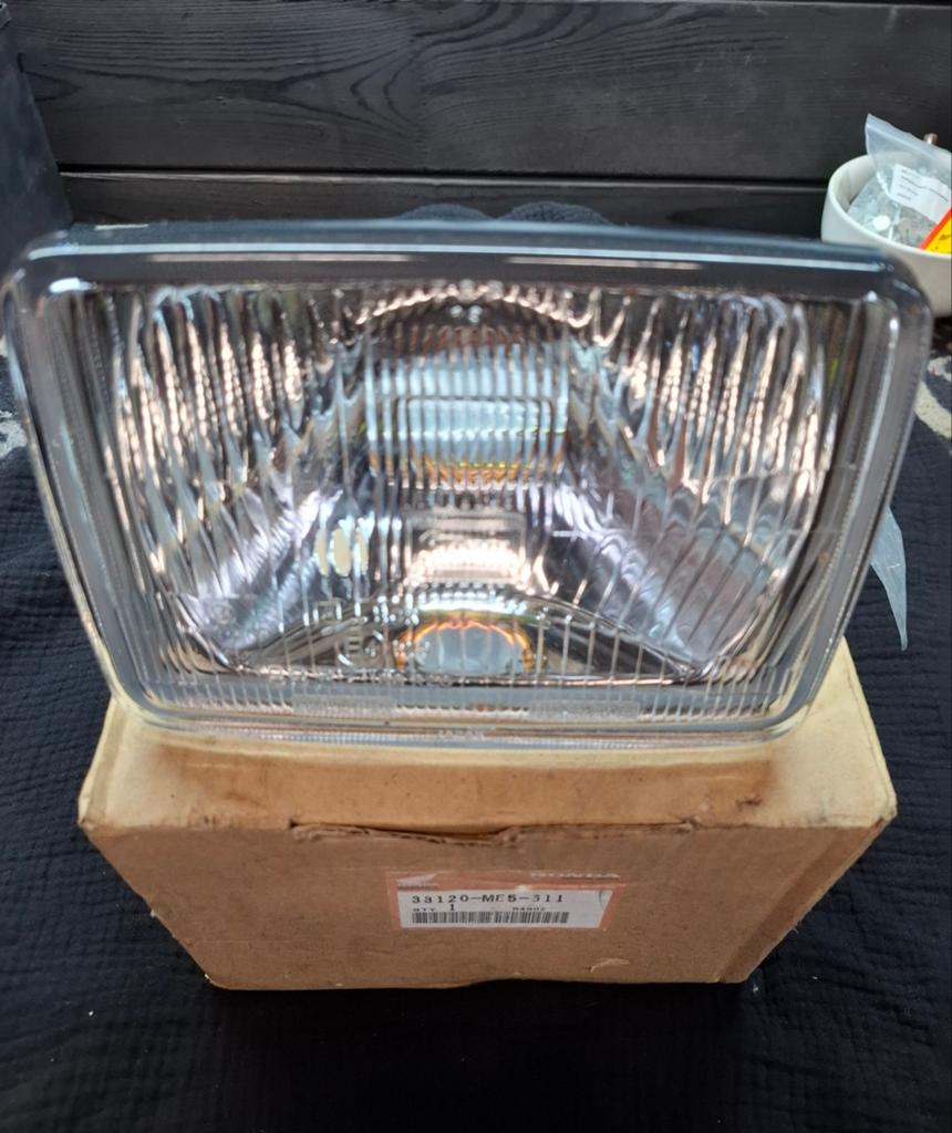 Honda Magna V65 Koplamp - Nieuw in Doos (33120-ME5-611), Motoren, Ophalen of Verzenden