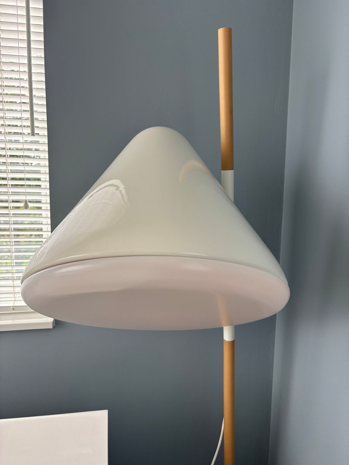 Normann Copenhagen Hello Vloerlamp - Beukenhout & Wit Staal, Ophalen of Verzenden, Gebruikt, Hout, 150 tot 200 cm