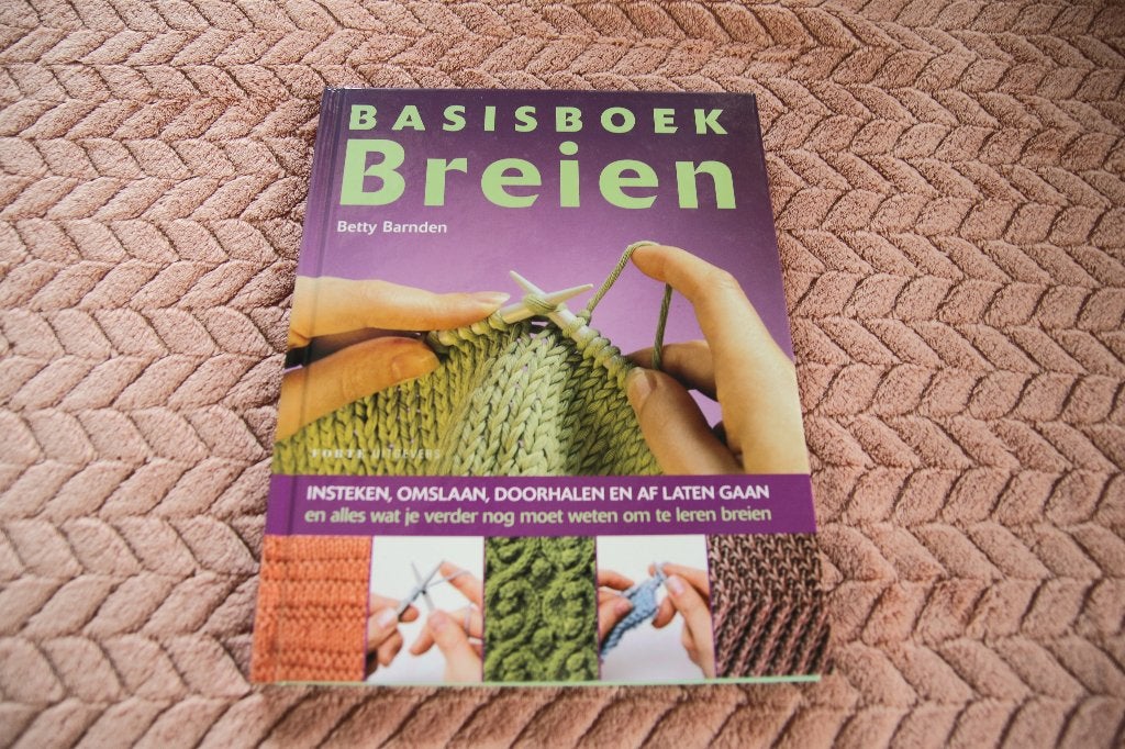 Basisboek breien Betty Barnden, Ophalen of Verzenden, Zo goed als nieuw, Breien en Haken