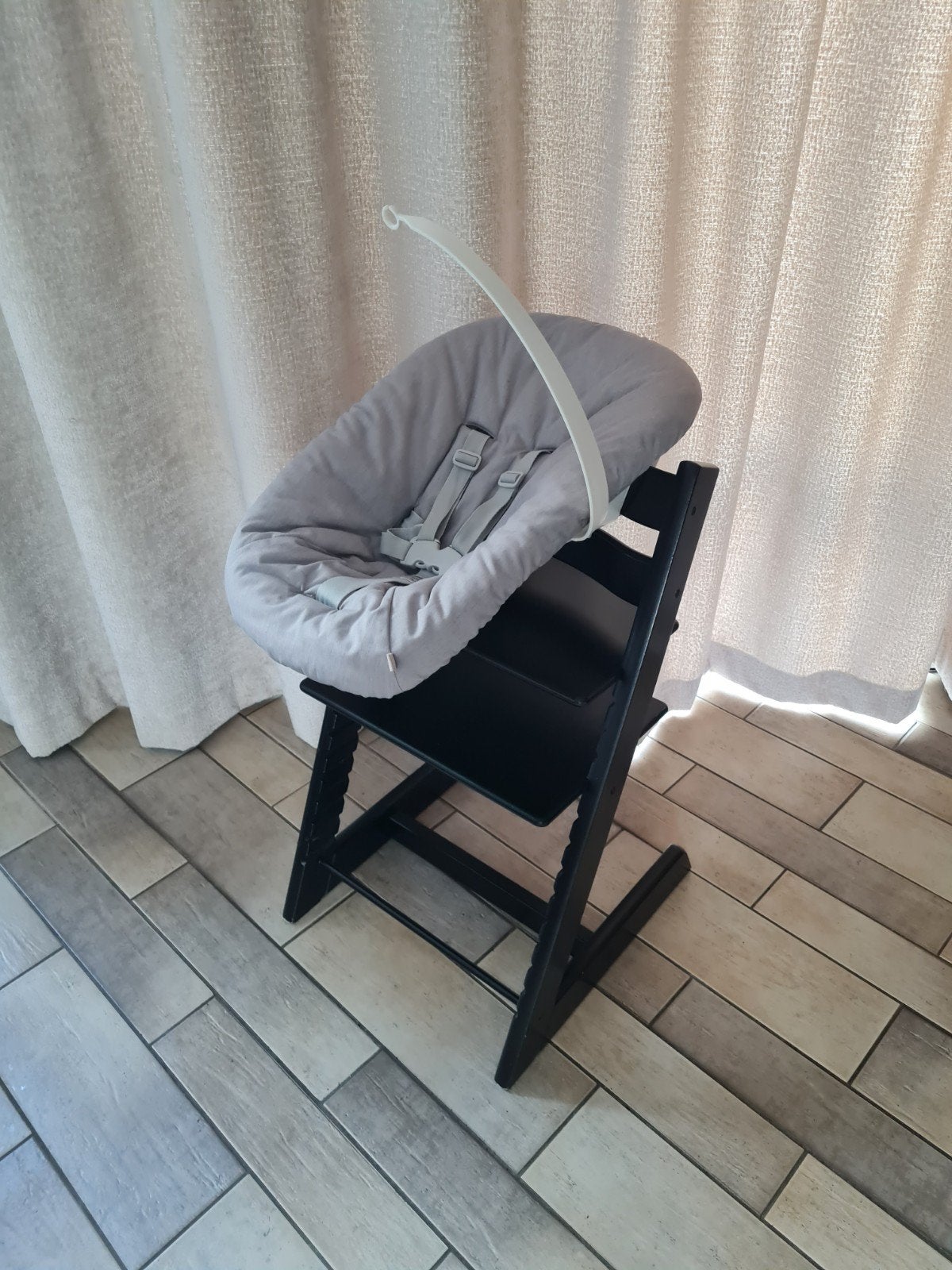 Stokke Tripp Trapp Zwart+ nieuw model Newborn en speelboog., Ophalen, Zo goed als nieuw, Meegroeistoel, Gordel(s)