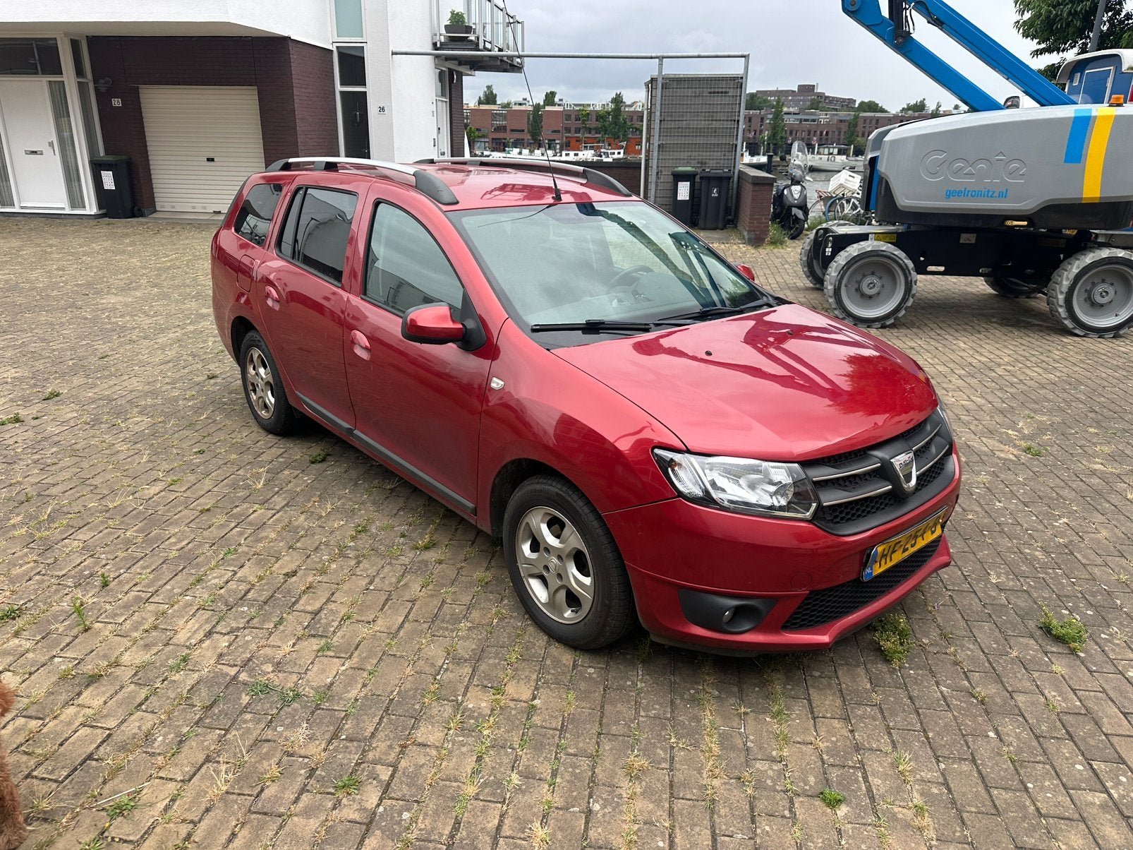 Dacia Logan 0.9 66KW TCE MCV 2015 Rood, Auto's, Dacia, Voorwielaandrijving, Stof, 40 €/maand, Zwart