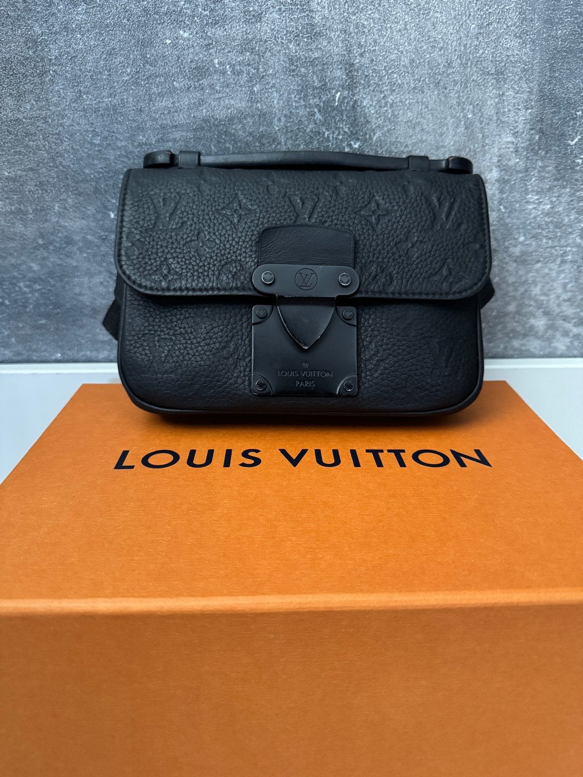 Louis Vuitton S Lock Sling Bag, Computers en Software, Laptoptassen, Ophalen of Verzenden, 15 inch, Zo goed als nieuw, Aktetas
