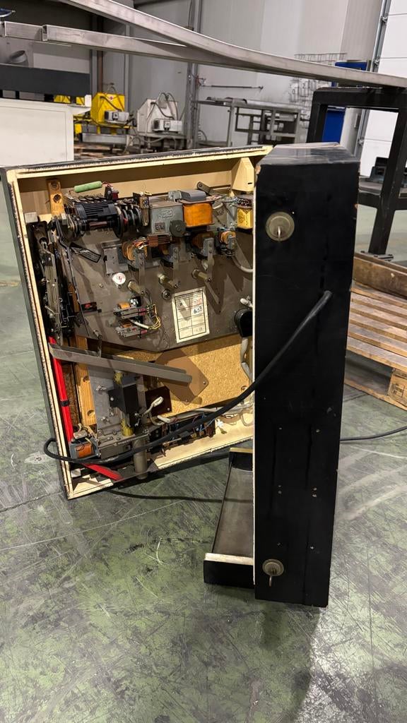 Duitse wand gokkast, Verzamelen, Automaten | Gokkasten en Fruitautomaten, Overige munten, Ophalen, Gebruikt, Met sleutels
