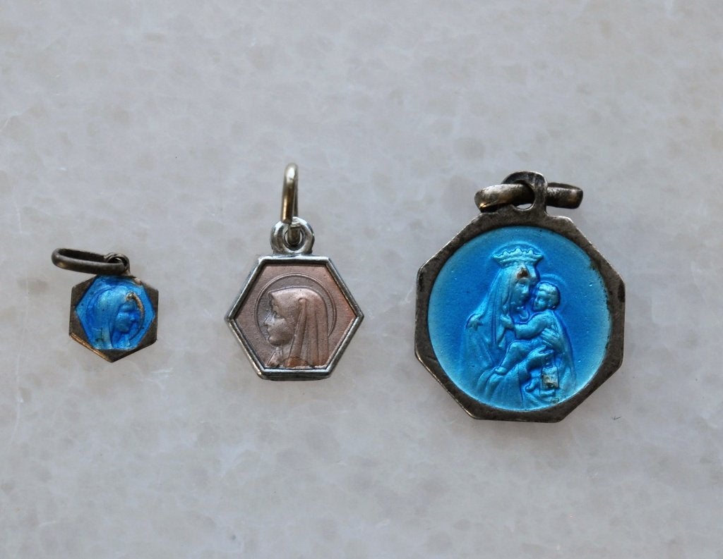 3 oude Scapuliertjes Lourdes Maria Heilig Hart, Ophalen of Verzenden, Gebruikt, Sieraad