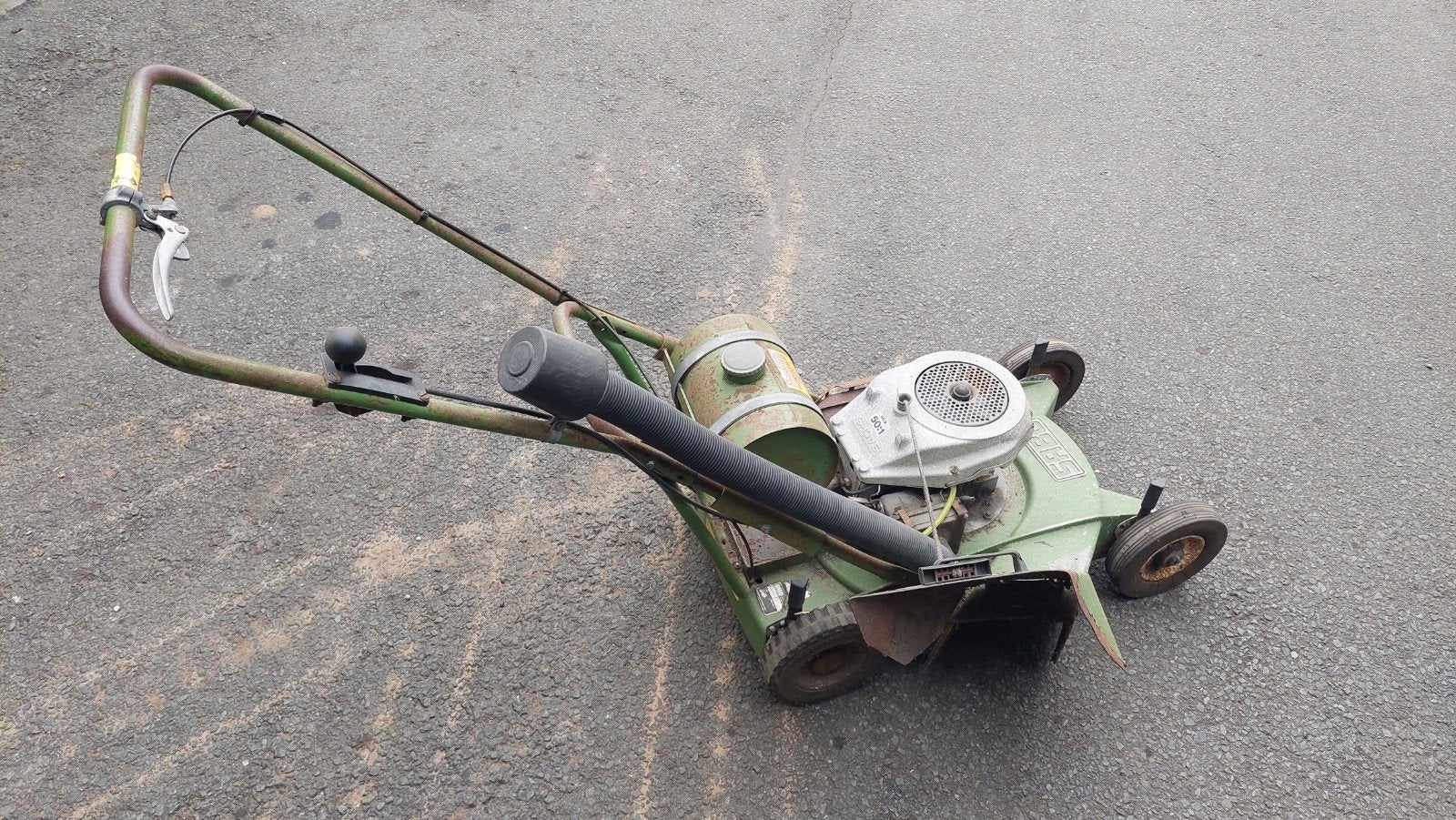 Sabo 2-takt grasmaaier in goede staat, Tuin en Terras, Grasmaaiers, Cirkelmaaier, Gebruikt, Benzine-grasmaaier, 50 cm of meer