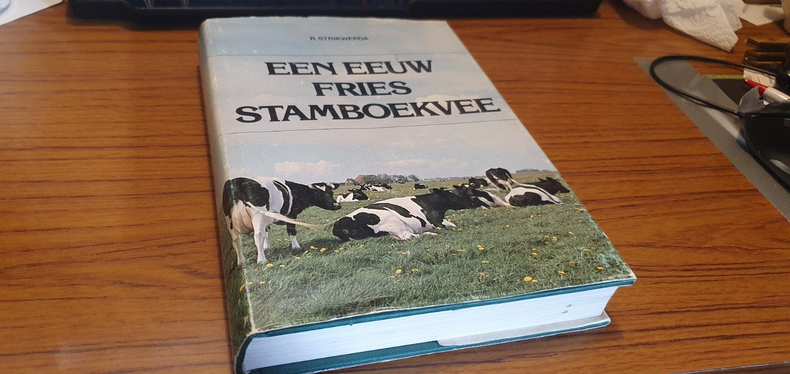 Een eeuw Fries Stamboekvee  - 1979 R Strikwerda, Boeken, Ophalen of Verzenden, Gelezen, R Strikwerda