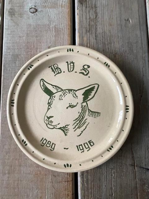 Aardewerk herinneringsbord. Bord lammetje / schaapje groen., Ophalen