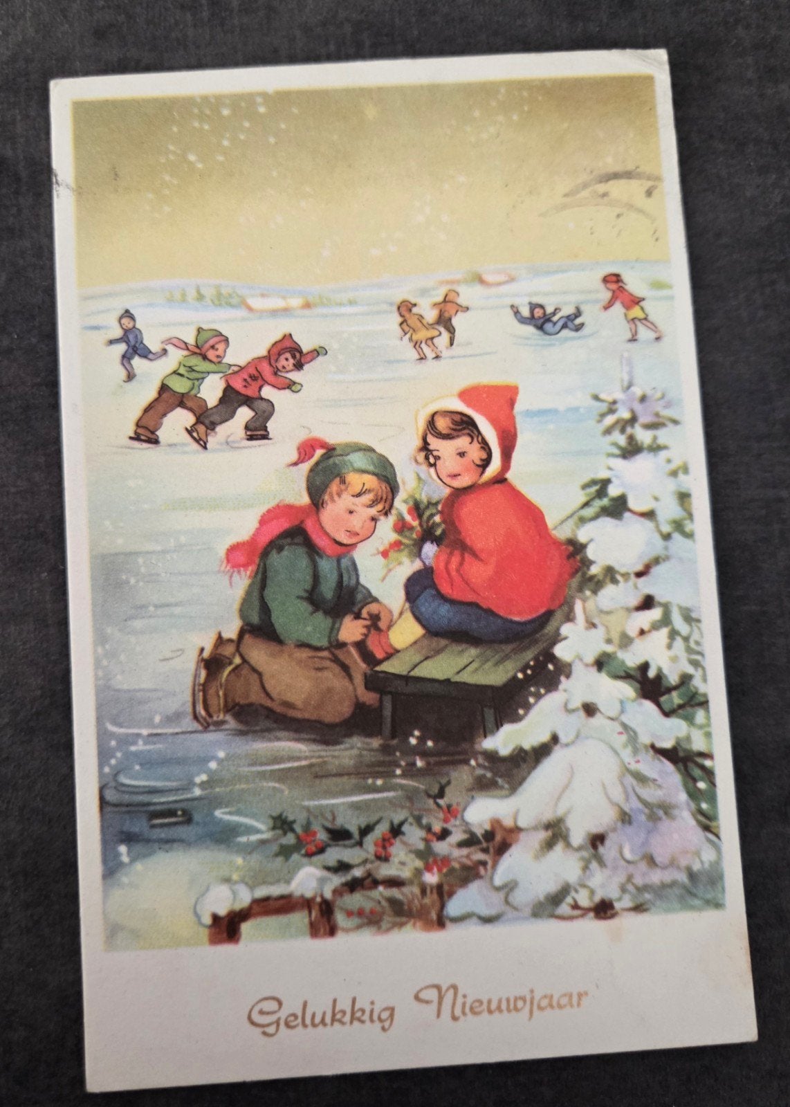 Vintage Gelukkig Nieuwjaar Schaatsen Kinderen Ansichtkaart, Verzamelen, Verzenden, 1940 tot 1960, Gelopen, Feest(dag)