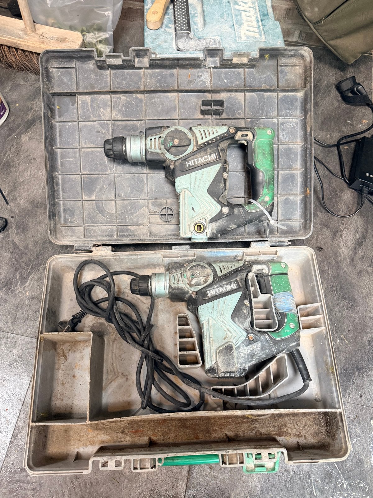 Hitachi DH28PC hakhamers - 1 werkend, 1 voor onderdelen, Boor- en/of Breekhamer, Ophalen of Verzenden, Klopboormechanisme, Gebruikt