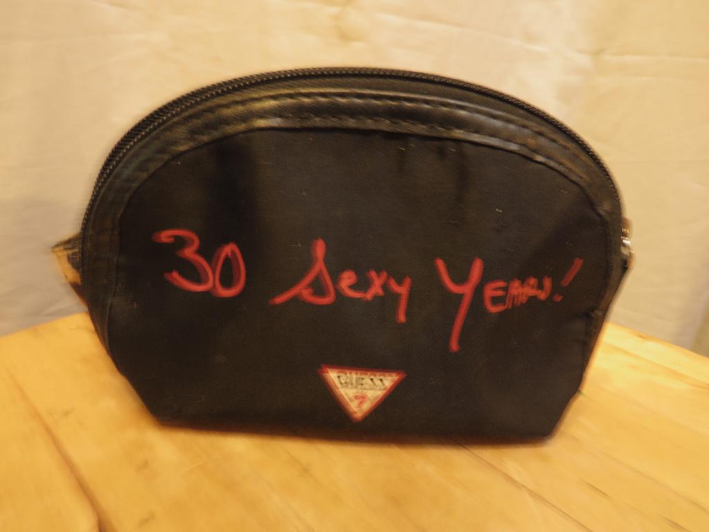 klein zwart make up tasje met 30 sexy years van Guess, Ophalen of Verzenden, Gebruikt, Zwart, Dame