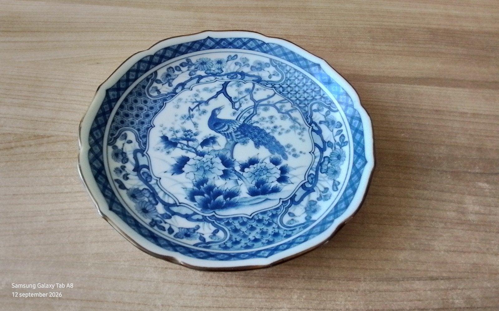 Prachtig Japans bord met pauwdecor en goudkleurige rand, Antiek en Kunst, Ophalen of Verzenden