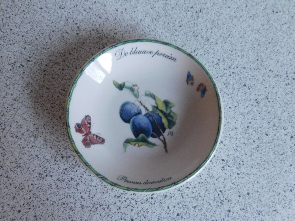 Bord 9 cm. Blauwe Pruim Botania Janneke Brinkman JBS, Ophalen of Verzenden, Zo goed als nieuw, Bord(en), Overige stijlen