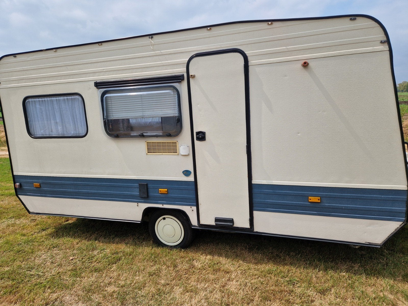 Adria Caravan met Voortent - Ideaal voor Starters!, Caravans en Kamperen, Caravans, Rondzit, Omvormbare zithoek, 750 - 1000 kg