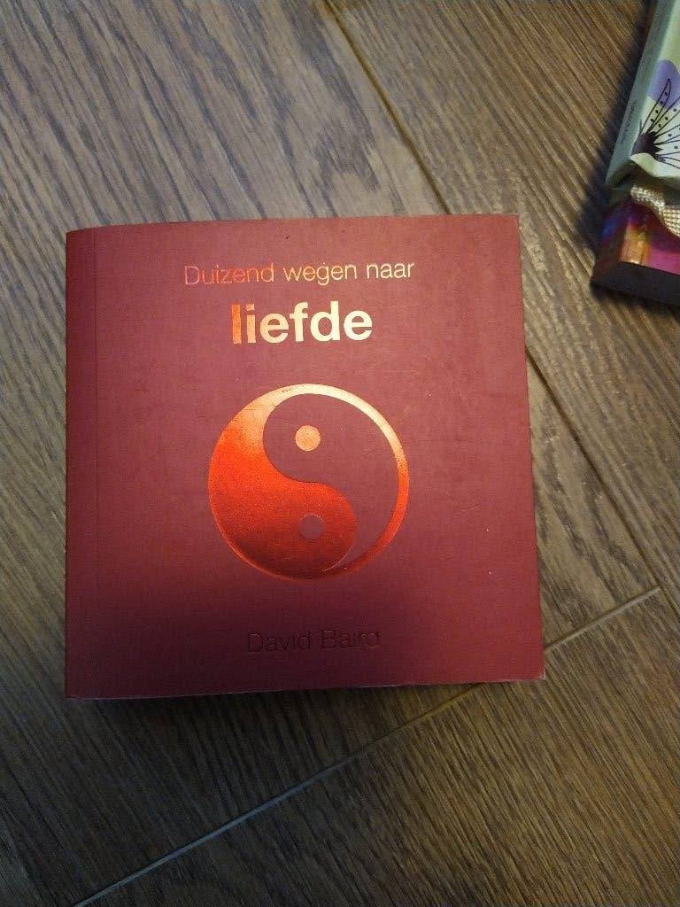Boek duizend wegen naar liefde duizend wegen naar liefde, Boeken, Ophalen of Verzenden, Gelezen, Spiritualiteit algemeen, Overige typen