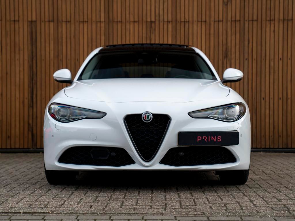 Alfa Romeo Giulia 2.0T Sprint 300pk | Veloce stoelen | Pano-, Automaat, 745 kg, 4 cilinders, Wit