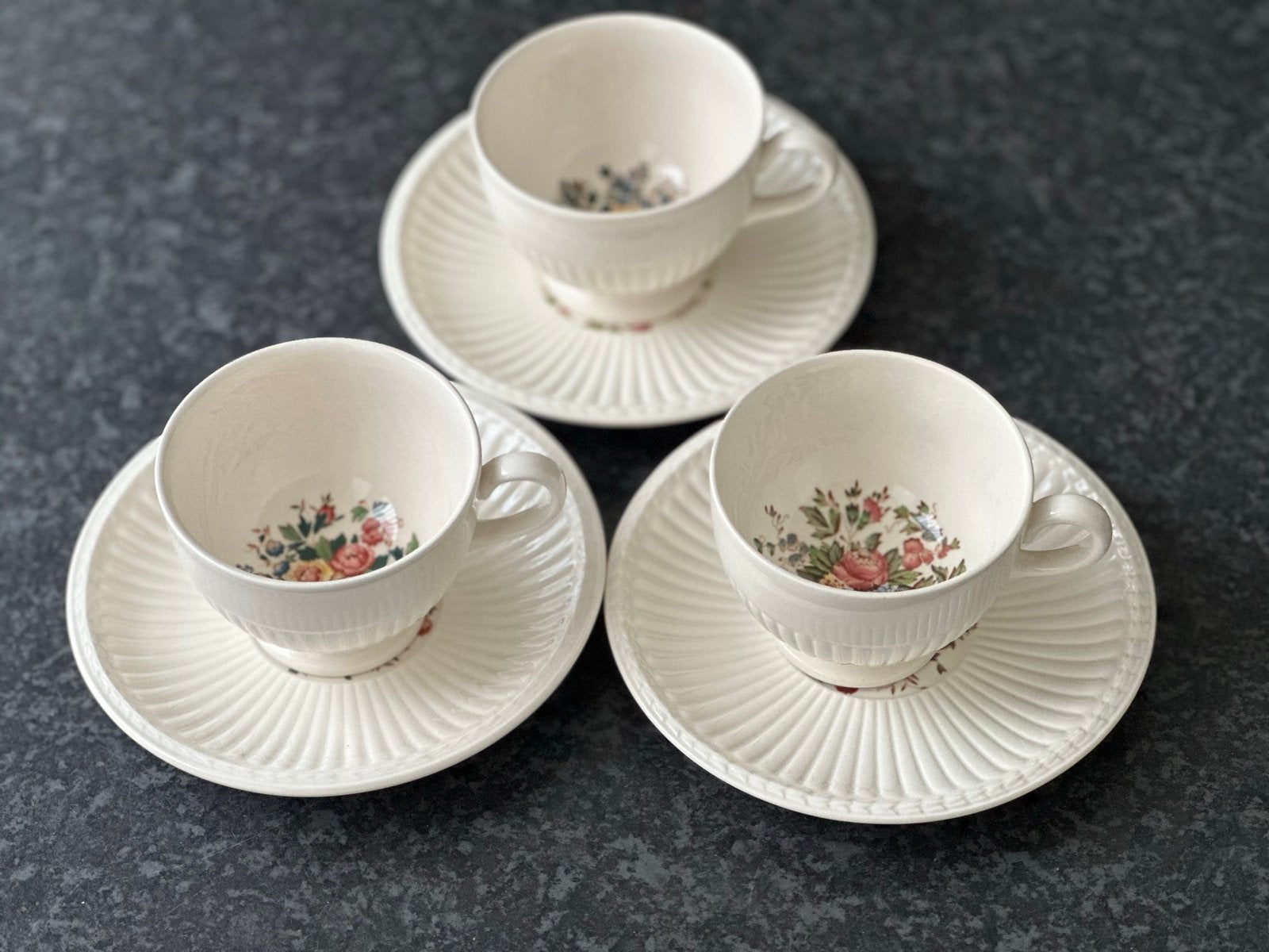 Set van 3 Wedgwood Conway Cream kop en schotels, Ophalen of Verzenden, Zo goed als nieuw, Porselein, Kop(pen) en/of Schotel(s)