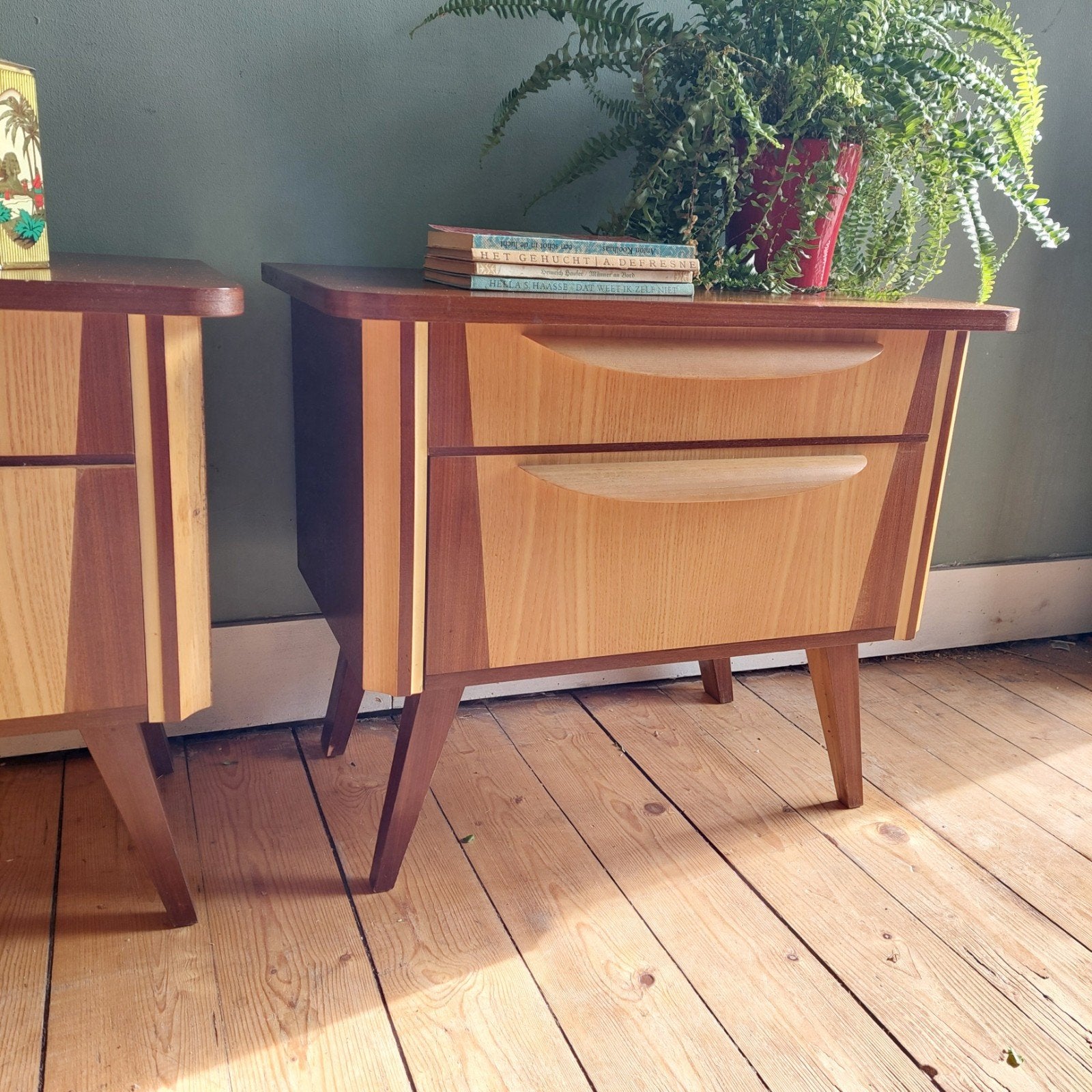 Lucky Vintage set two tone MCM vintage nachtkastjes, Ophalen