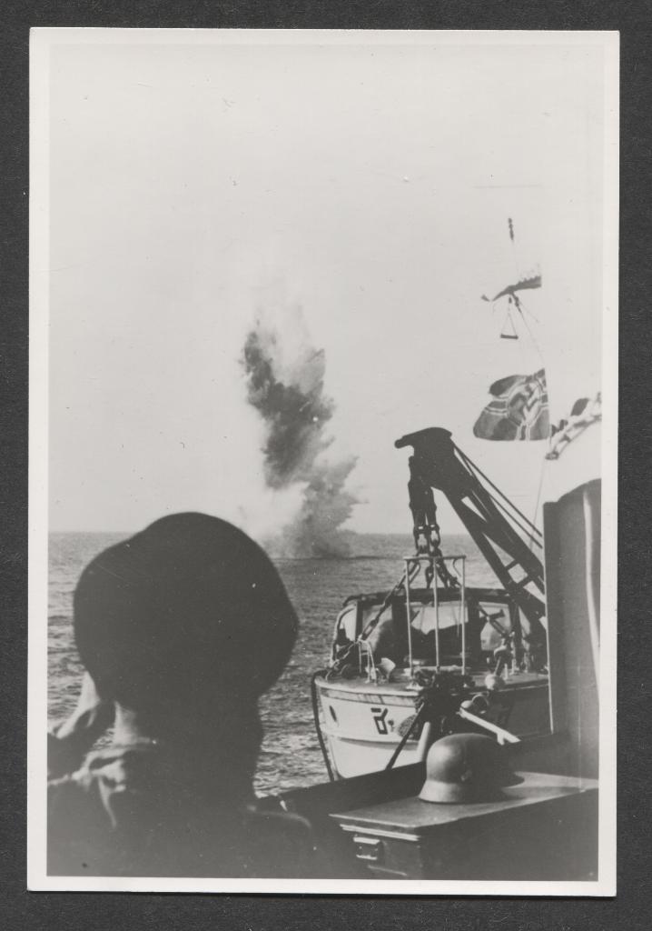 Duitse Kriegsmarine brengt zeemijn tot ontploffing, Finland, Verzenden, Marine, Duitsland, Foto of Poster