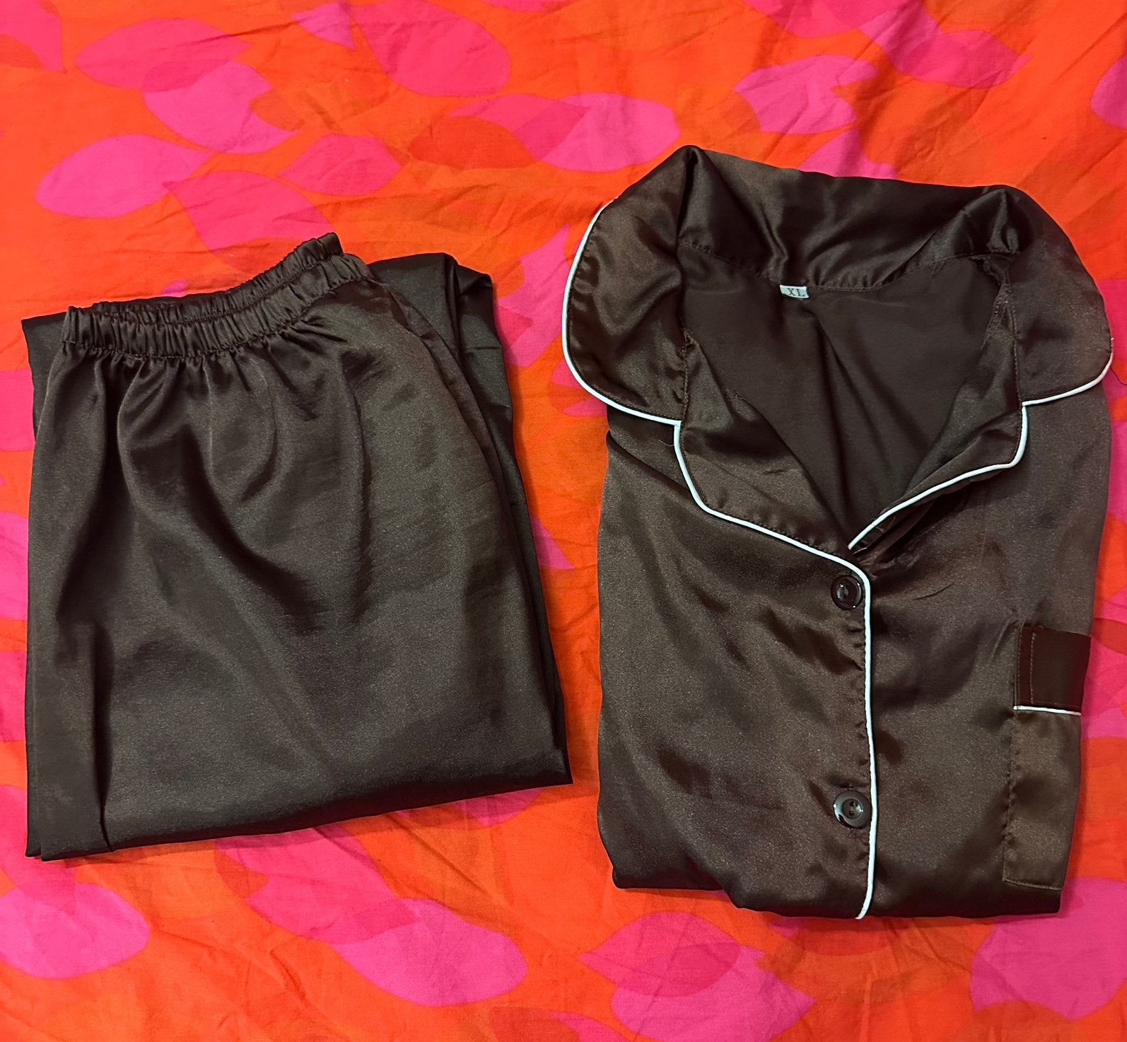 Bruine satijnen pyjama set, Verzenden, Zo goed als nieuw, Maat 46/48 (XL) of groter