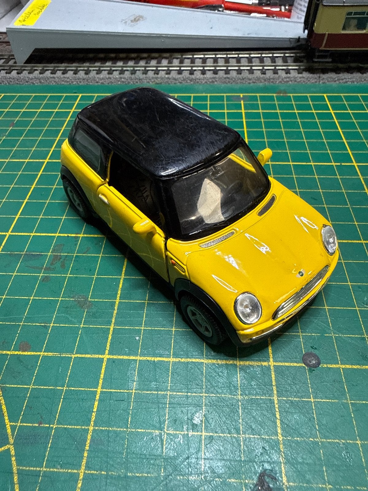 Welly 9766 Mini Cooper Geel - Modelauto, Ophalen of Verzenden, Gebruikt, Auto