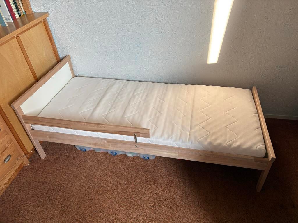 Ikea Kinderbed met matras en bedhekje - Zo goed als nieuw, Ophalen, 70 tot 85 cm, Zo goed als nieuw, Lattenbodem