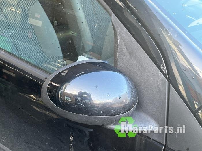 Buitenspiegel rechts van een Peugeot 107