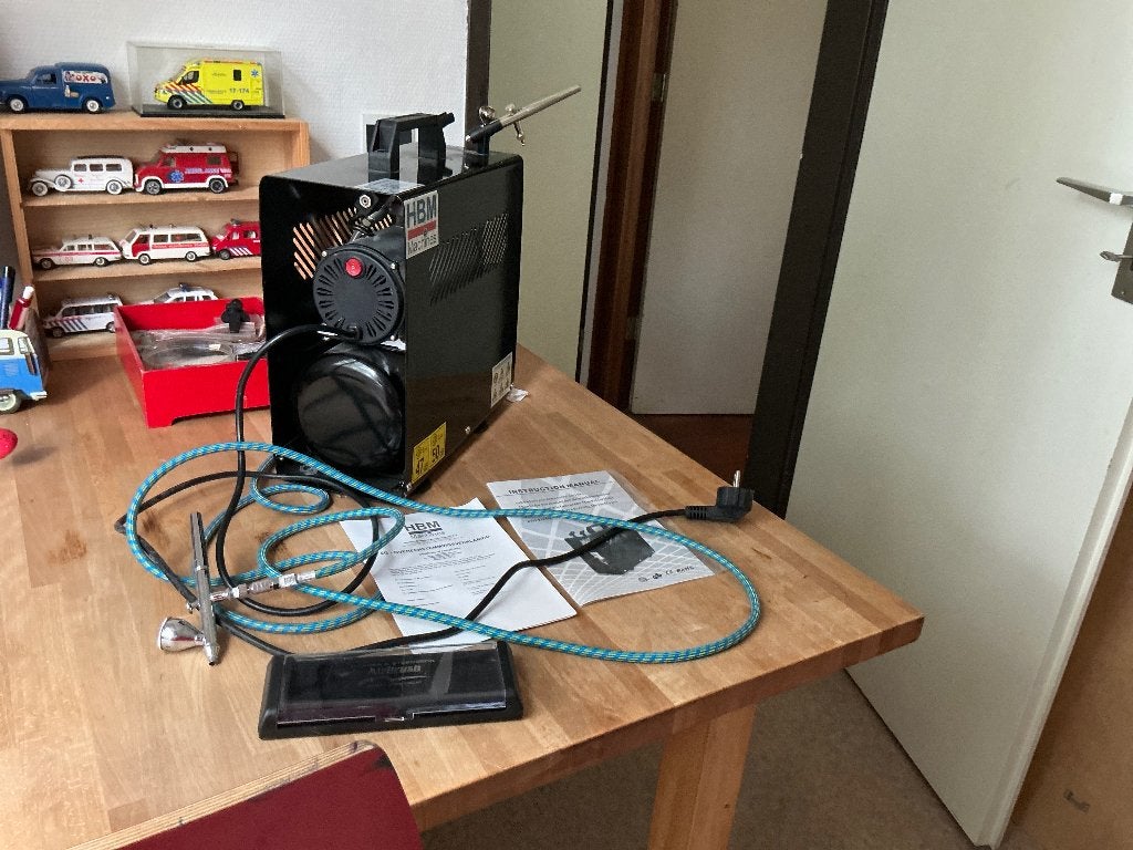 HBM Machines Airbrush Compressor met Airbrush Pistool, Ophalen, Zo goed als nieuw, Minder dan 200 liter/min, Geluidgedempt