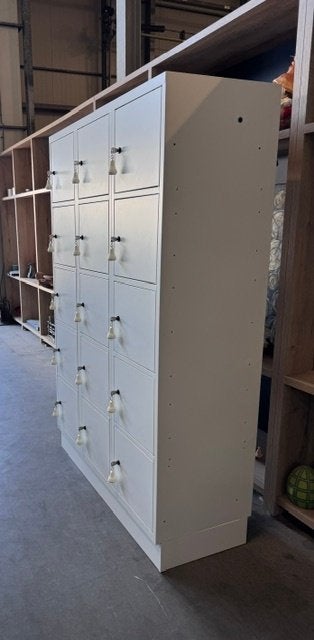 Foto 3 van Witte Metalen Lockerkast / Vakkenkast –15 deuren met Sleutel