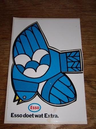 Esso sticker doet wat Extra blauwe vogel 16 x 11,5 cm, Ophalen of Verzenden, Zo goed als nieuw, Bedrijf of Vereniging