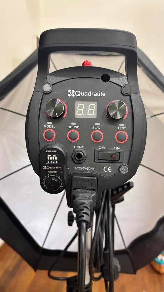 Quadralite Pulse Pro 600 Flitsset met Softbox en Statief, Ophalen of Verzenden, Gebruikt, Lamp of Flitsset