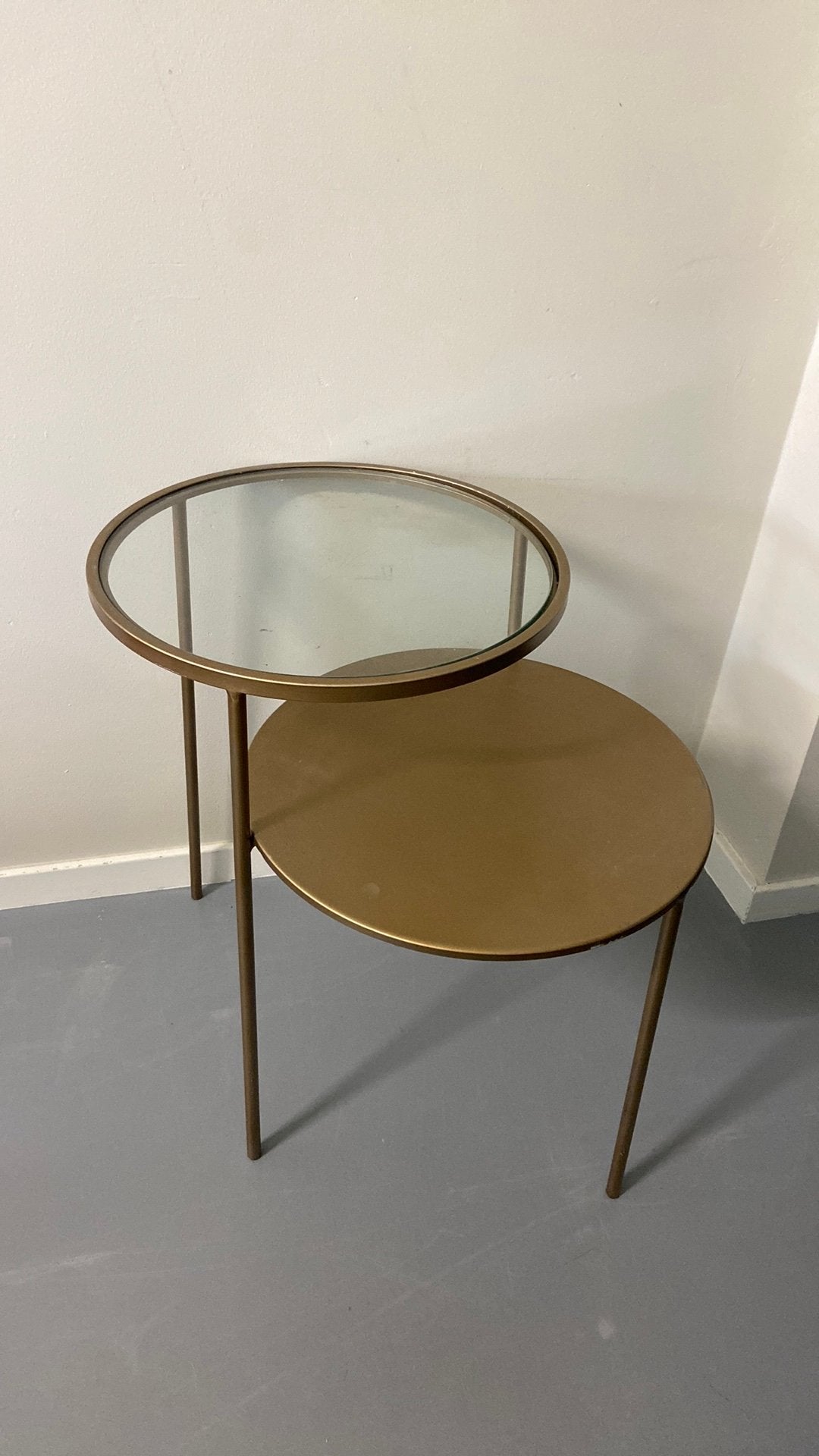 Gouden bijzettafel met glazen blad. Riverdale, Huis en Inrichting, Tafels | Bijzettafels, Minder dan 55 cm, Gebruikt, Metaal of Aluminium